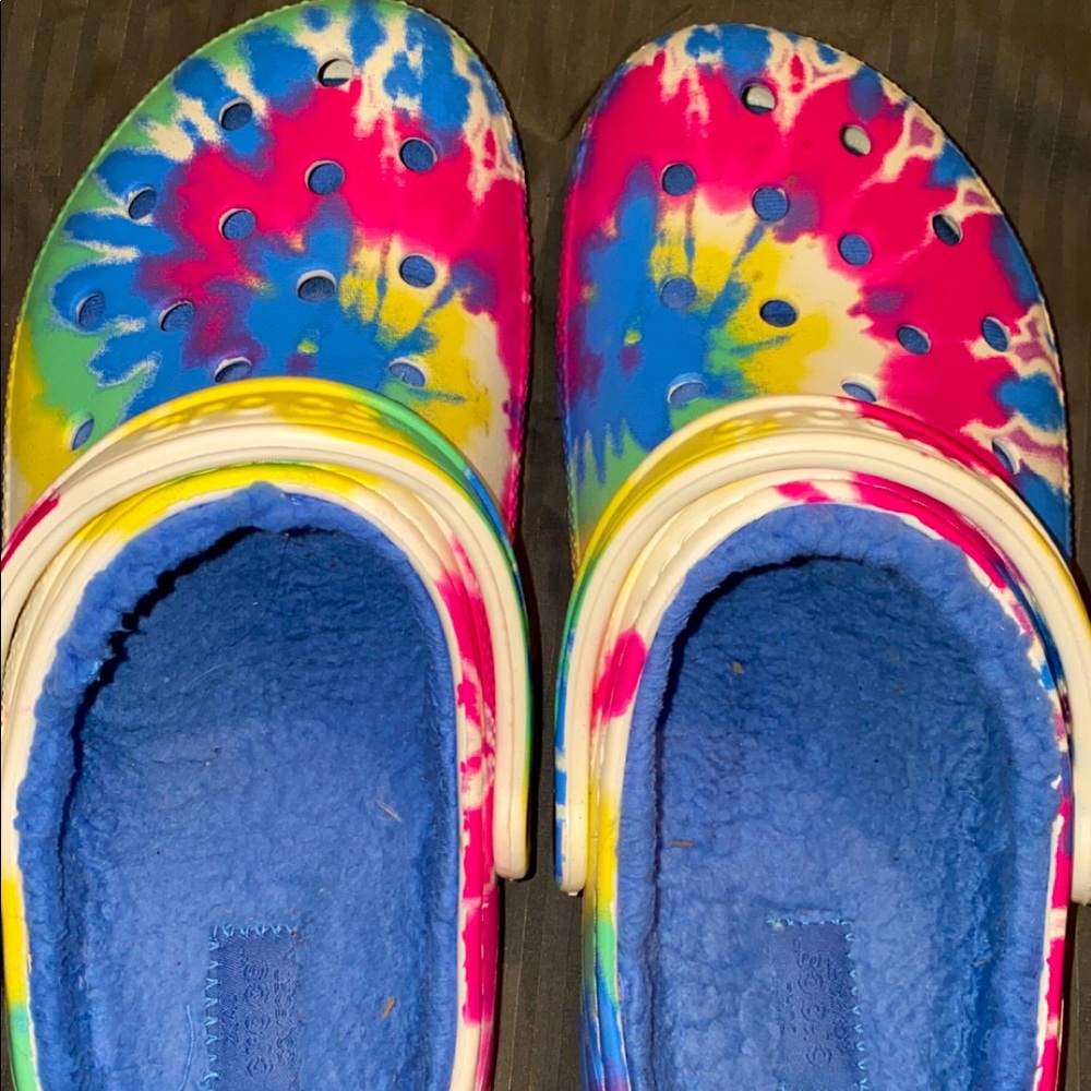 Pastel tie-dye Crocs - fuzzy lining! Women’s size 8